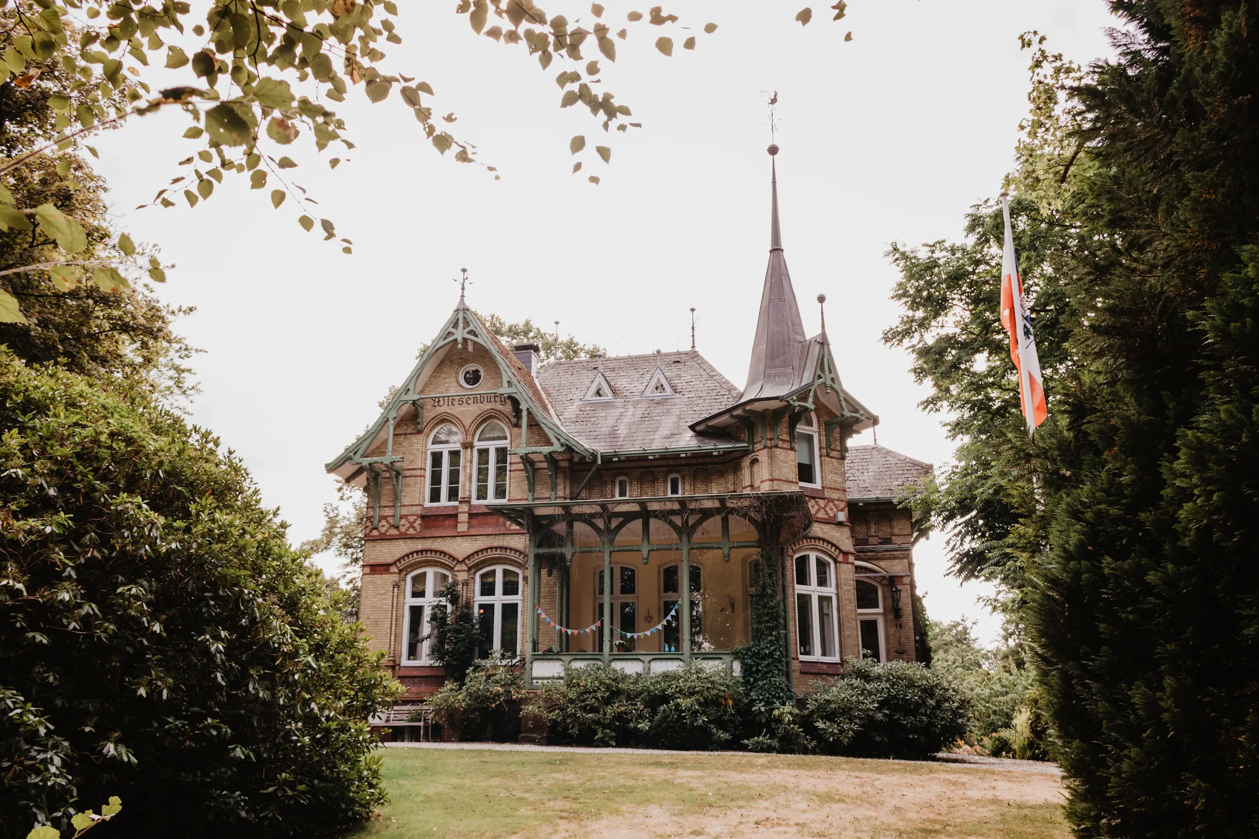 Ehrwürdige Gründerzeit-Villa mit Türmchen in einem gewachsenen Garten.