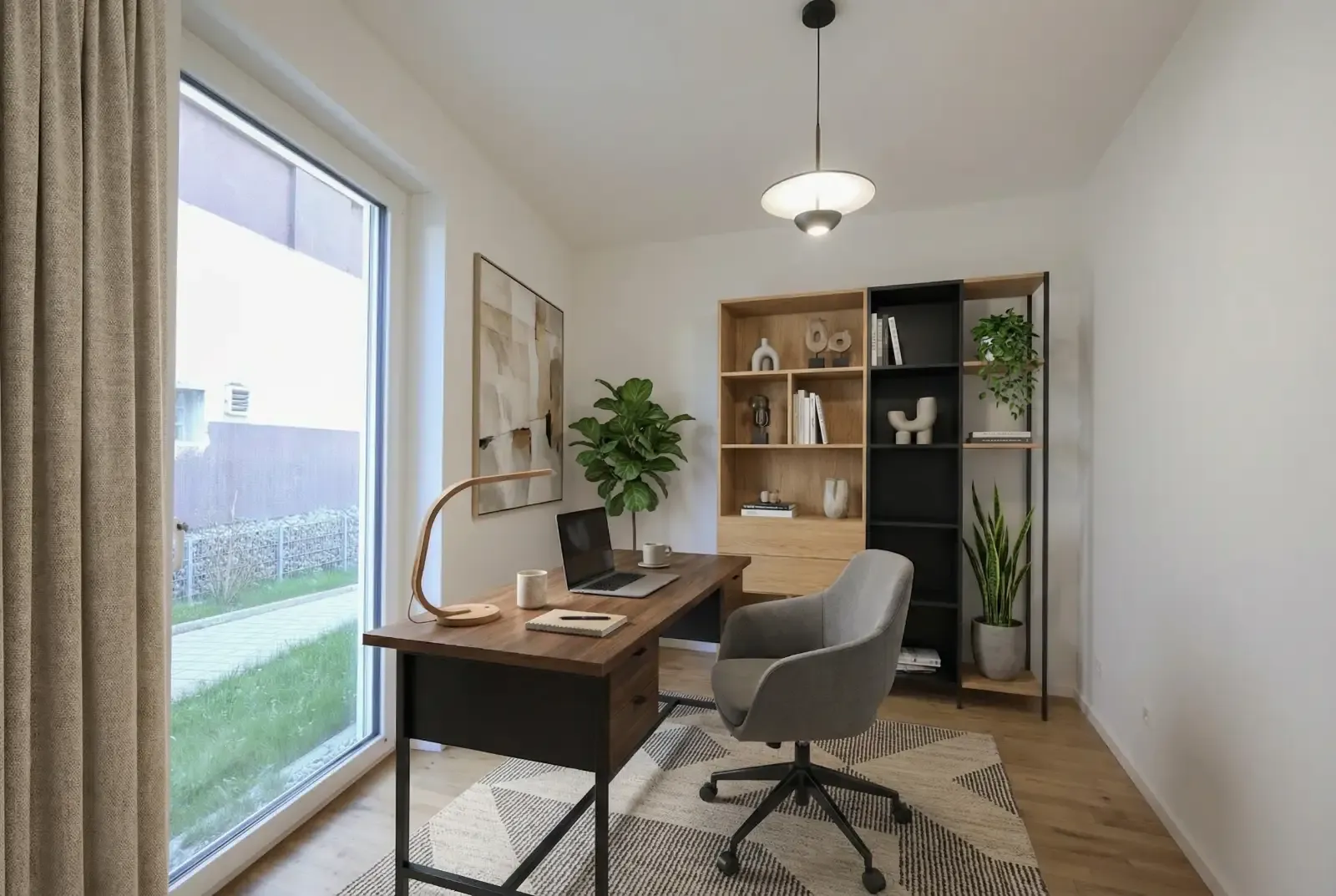 Modernes Homeoffice mit Holzschreibtisch, grauem Bürostuhl, Bücherregal und großem Fenster mit Gartenblick.
