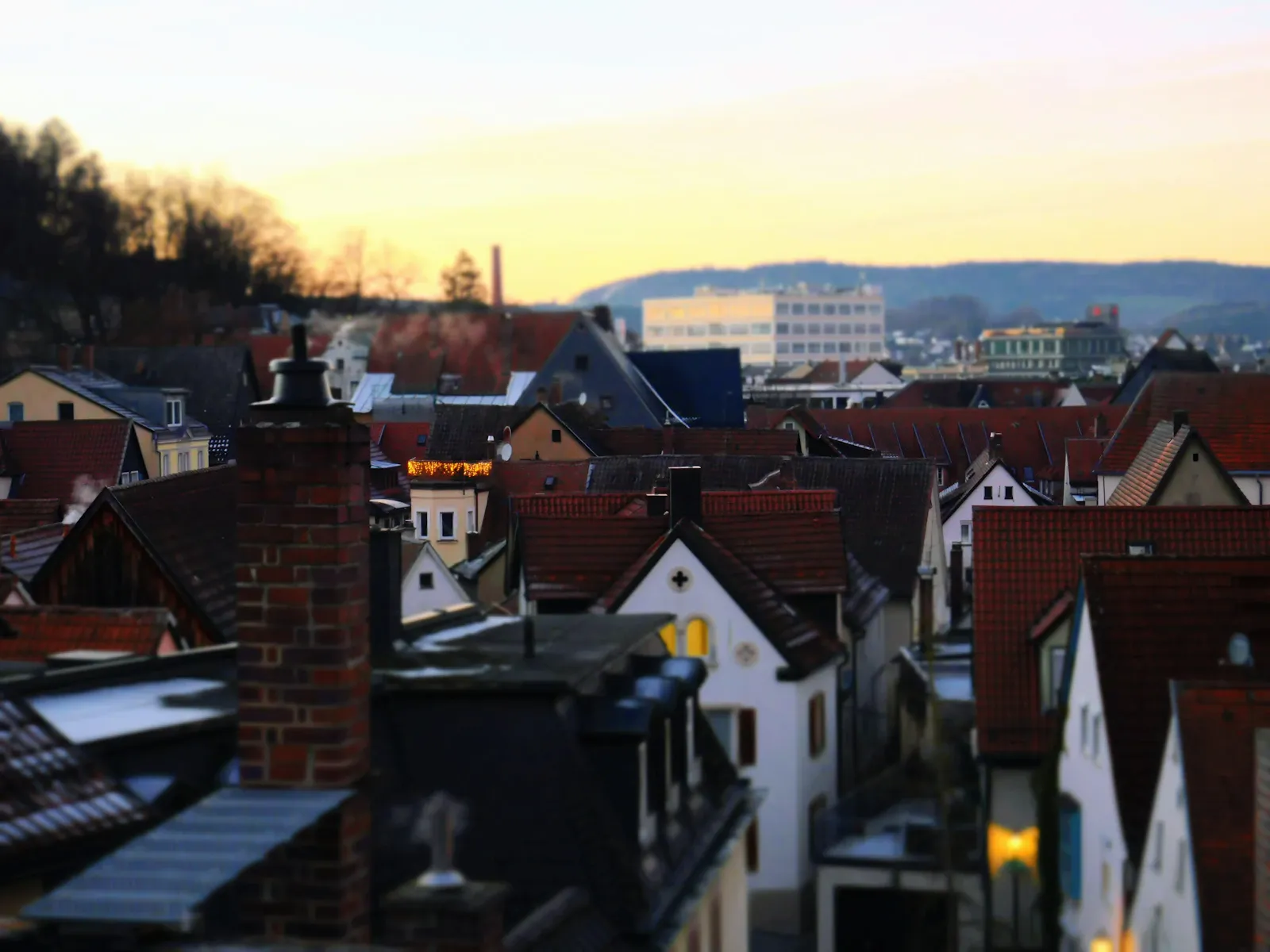 Dächer einer Kleinstadt in der Abenddämmerung.