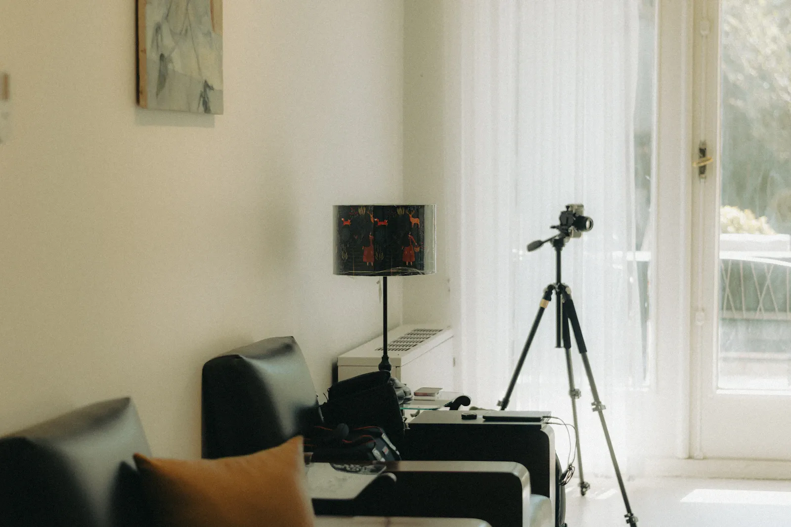 Kamera auf Stativ in einem hellen Wohnzimmer beim Immobilien-Shooting.